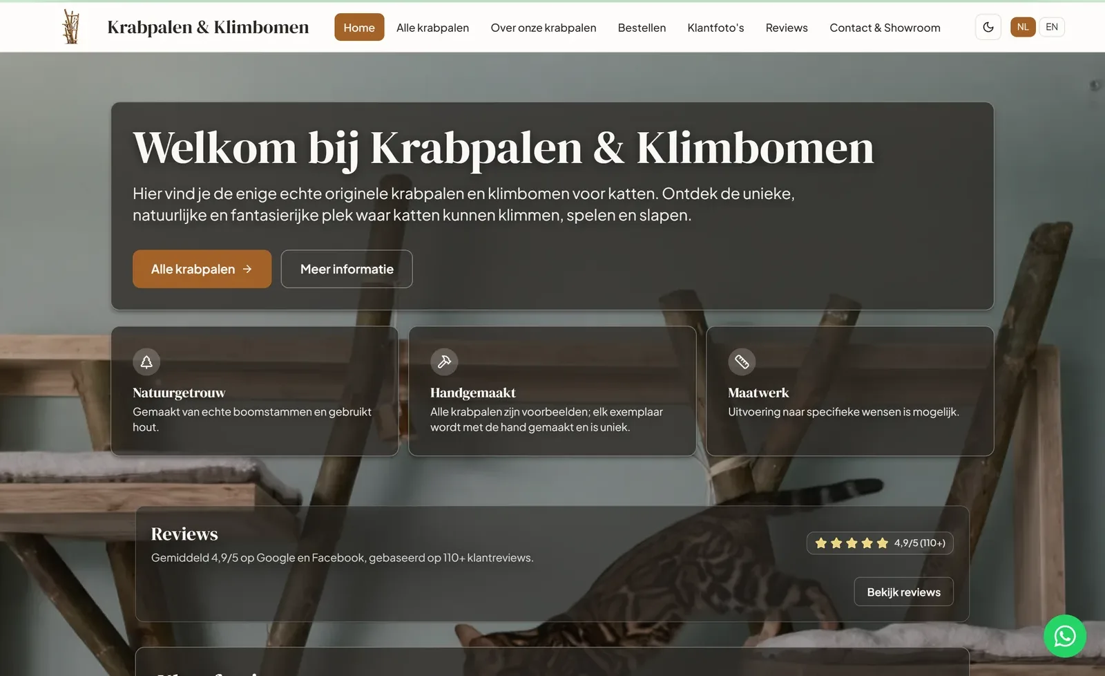 De homepage van krabpalenenklimbomen.nl: een kat op een krabpaal van boomstammen, met daaroverheen de titel Welkom bij Krabpalen & Klimbomen en drie blokken over natuurgetrouw, handgemaakt en maatwerk.