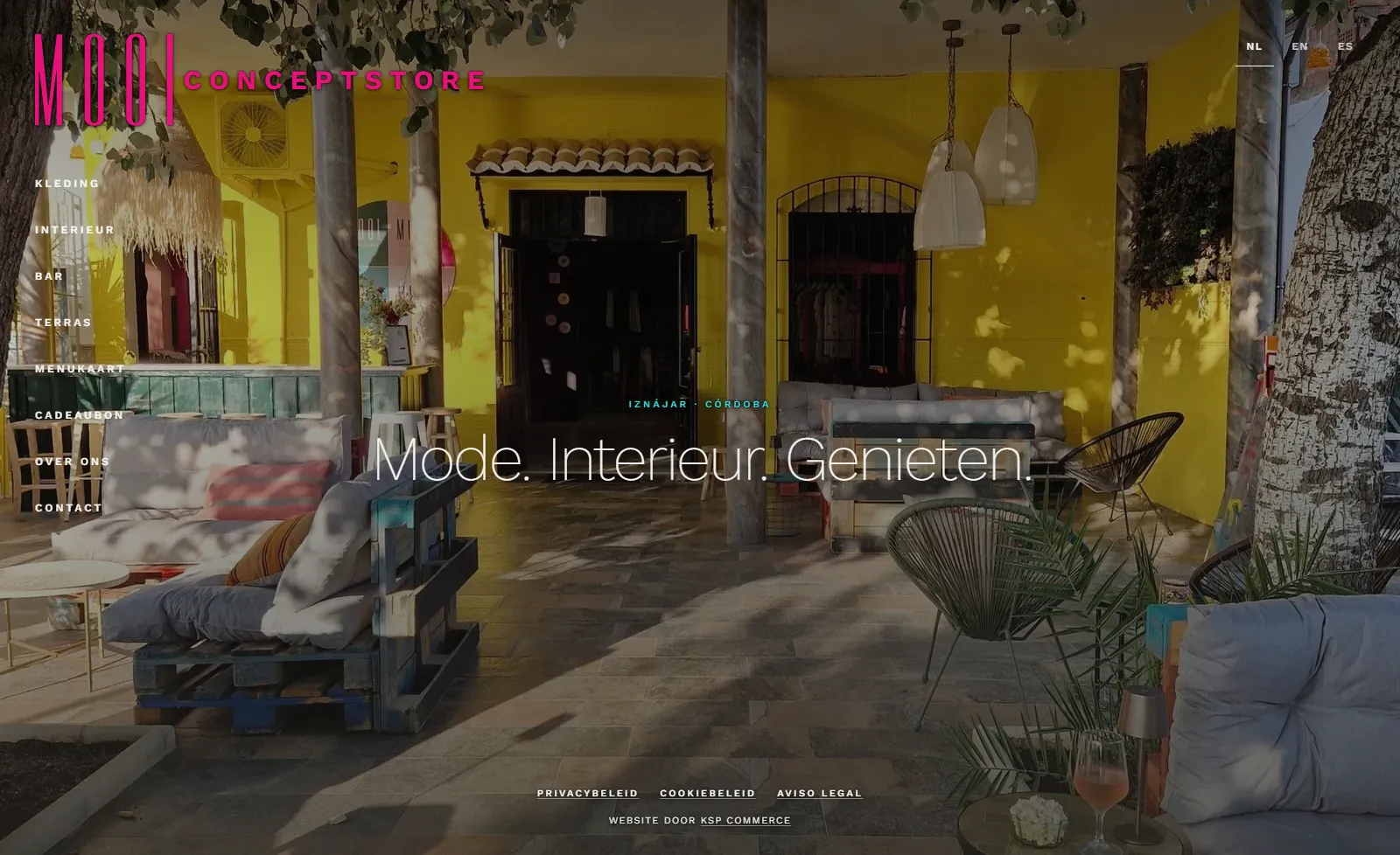 De homepage van mooiconceptstore.com: het terras met palletbanken in de schaduw van de bomen, de gele voorgevel erachter, het roze MOOI-logo en de titel Mode. Interieur. Genieten.